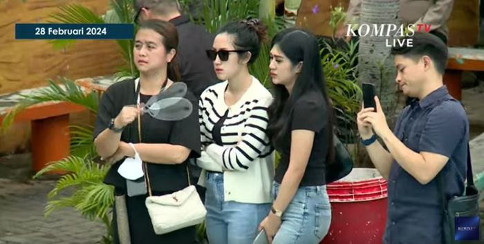 Tamara Tyasmara saksikan rekonstruksi kejadian penenggelaman Dante di kolam renang Taman Tirta Mas, Jakarta Timur