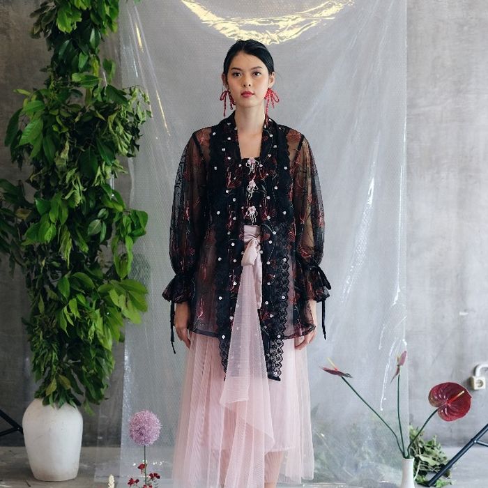 4 Pilihan Outer Brukat dan Kebaya Nuansa Hitam untuk Lebaran 2024 - Stylo