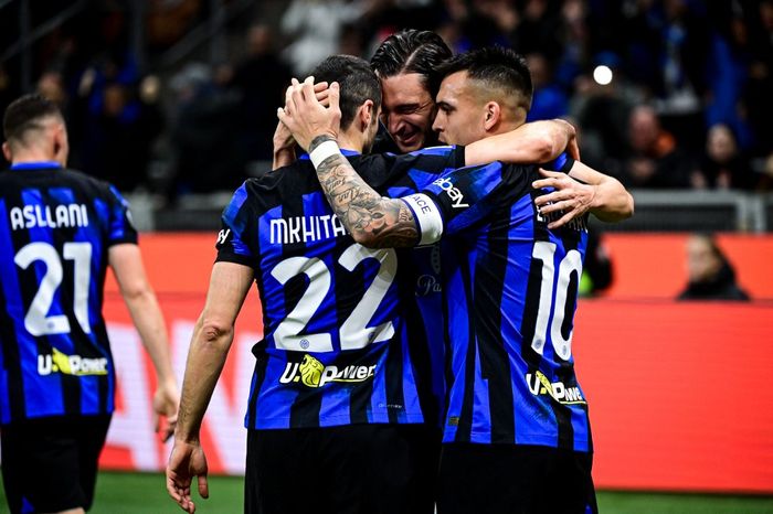 Para pemain Inter Milan merayakan gol Matteo Darmian (tengah) ke gawang Atalanta pada duel Liga Italia di San Siro (28/2/2024).