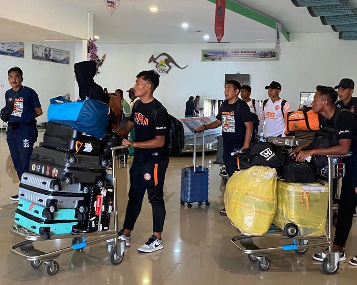 Pemain Persiraja Banda Aceh saat tiba di Bandara Frans Kaisiepo Biak, Selasa (27/2/2024) .