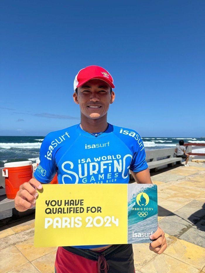 Surfer Indonesia, Rio Waida, berpose setelah memastikan diri ke Olimpiade Paris 2024.