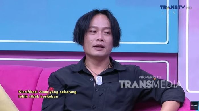 Alam kini menanam rumput setelah belasan tahun bak menghilang