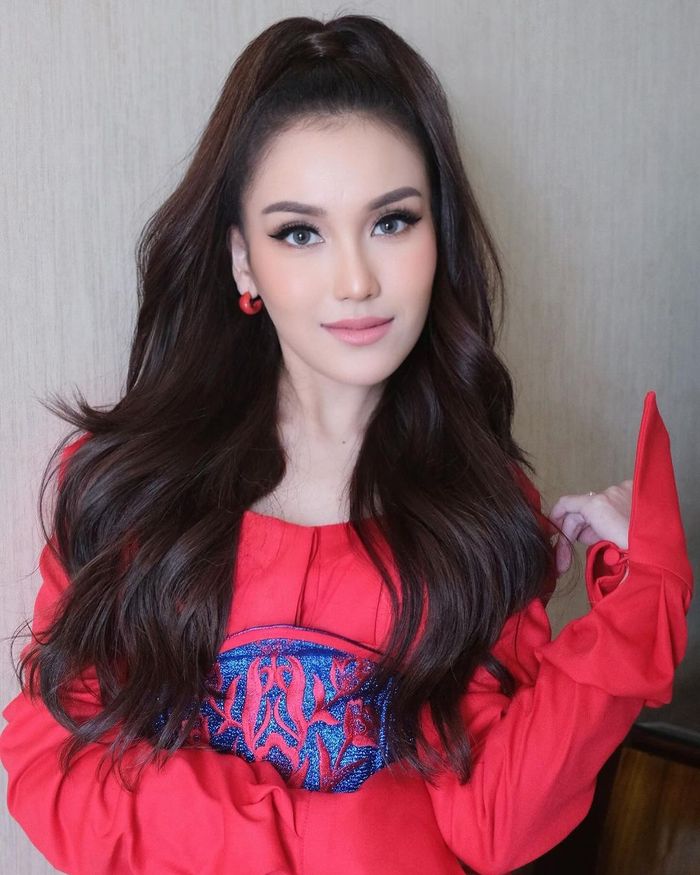 Detail gaya rambut dan makeup Ayu Ting Ting