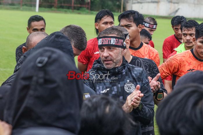Pelatih Persija Jakarta, Thomas Doll, mengenakan ikat kepala spesial pemberian dari suporternya yakni The Jakmania sebagai bentuk semangat saat latihan di Lapangan Nirwana Park, Sawangan, Jawa Barat, Rabu (6/3/2024).
