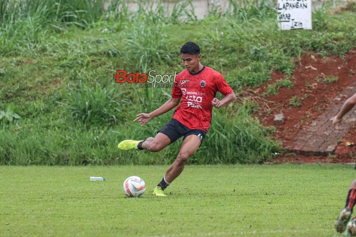 Muhammad Ferarri akan menendang bola dalam sesi latihan bersama Persija Jakarta di Lapangan Nirwana Park, Sawangan, Jawa Barat, Rabu (6/3/2024).