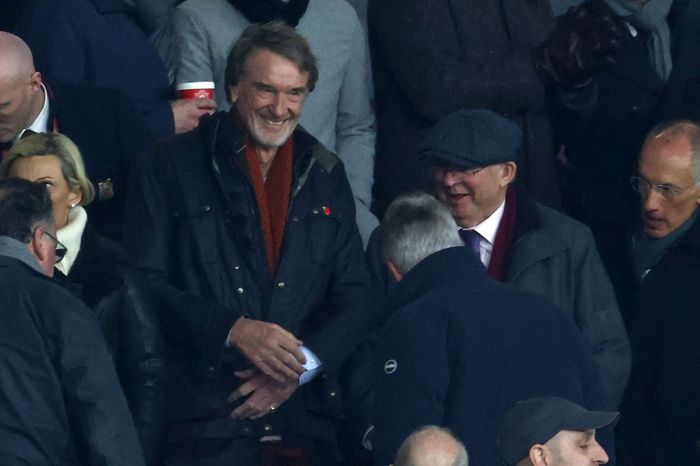 Pemilik baru Man United, Sir Jim Ratcliffe hadir di tribune Old Trafford bersama Sir Alex Ferguson dalam duel Liga Inggris melawan Tottenham (14/1/2024).