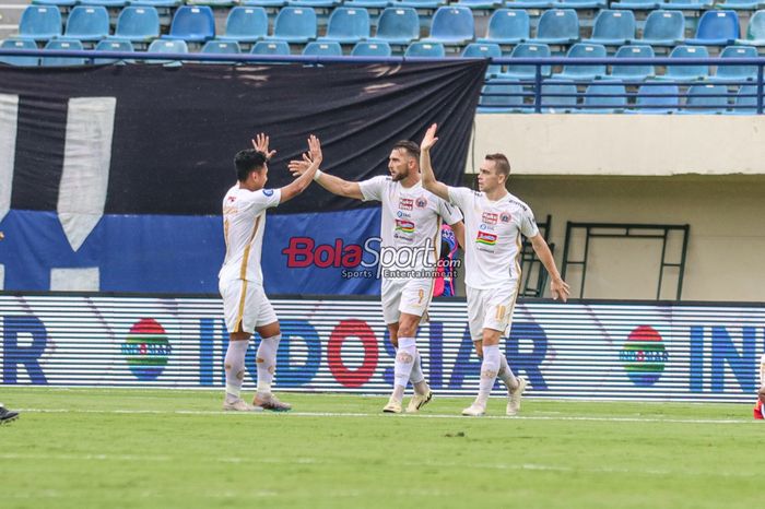 Maciej Gajos (kanan) sedang merayakan gol dengan Marko Simic (kiri) dalam laga pekan ke-28 Liga 1 2023 antara Persija Jakarta versus Persib Bandung di Stadion Si Jalak Harupat, Bandung, Jawa Barat, Sabtu (9/3/2024) siang.