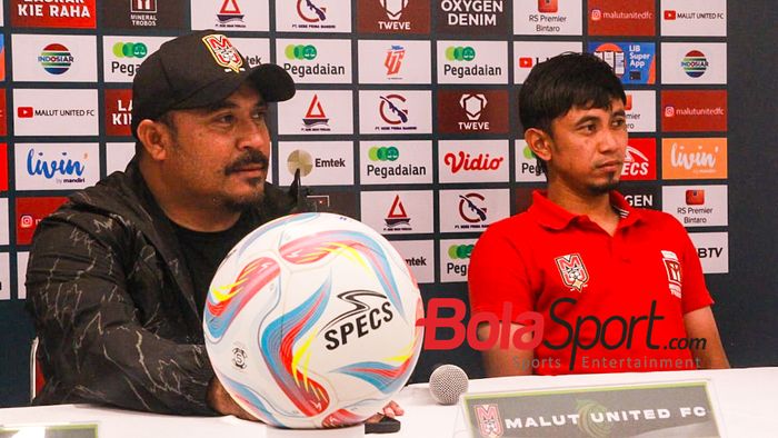 Pelatih Malut United, Imran Nahumarury (kiri) dan Pemain Malut United, Mohammad Bagus Nirwanto (kanan) sedang memberikan keterangan kepada awak media di Stadion Madya, Jakarta, Sabtu (9/3/2024).