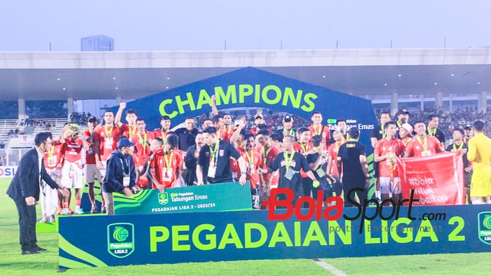 Suasana perayaan Malut United yang memastikan diri promosi ke Liga 1 setelah mengalahkan Persiraja 3-2 di Stadion Madya, Jakarta, Sabtu (9/3/2024).