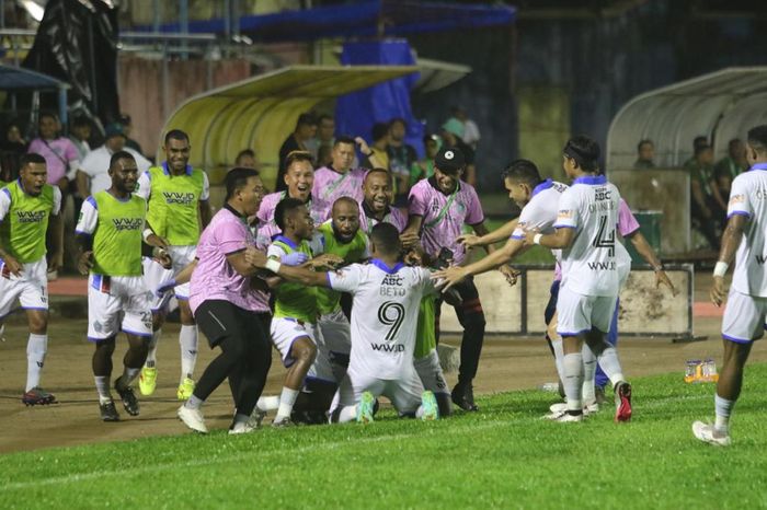 Selebrasi skuad PSBS Biak pada laga final Liga 2 2023/2023 leg II kontra Semen Padang FC di Stadion H. Agus Salim, Padang, Sabtu (9/3/2024).