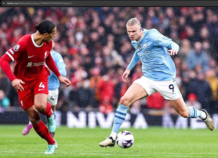 Penyerang Manchester City, Erling Haaland, berduel dengan bek tengah Liverpool, Virgil van Dijk.