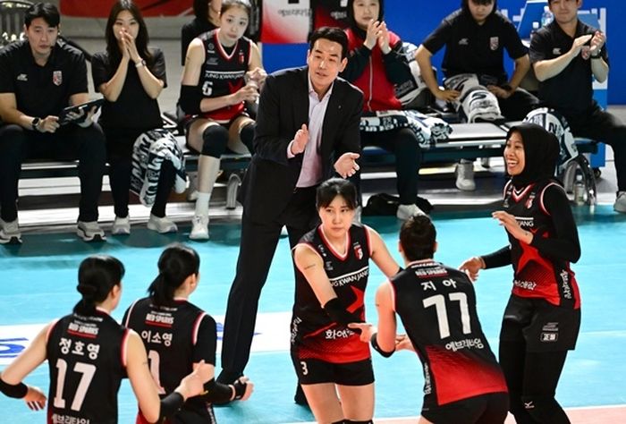 Pelatih Red Sparks, Ko Hee-jin, memberi semangat tim pada Liga Voli Korea 2023-2024.