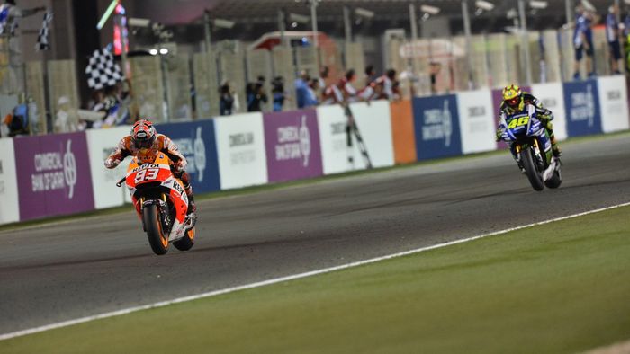 Marc Marquez membalas kekalahannya pada debutnya dengan mengalahkan Valentino Rossi untuk memenangi balapan MotoGP Qatar musim 2014.