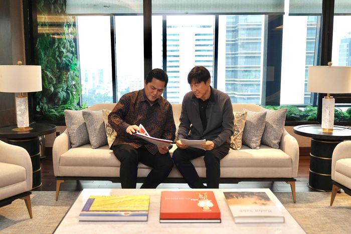 Ketua Umum PSSI Erick Thohir saat bertemu dengan Shin Tae-yong membahas terkait persiapan timnas Indonesia jelang lawan Vietnam di Kualifikasi Piala Dunia 2026 zona Asia.