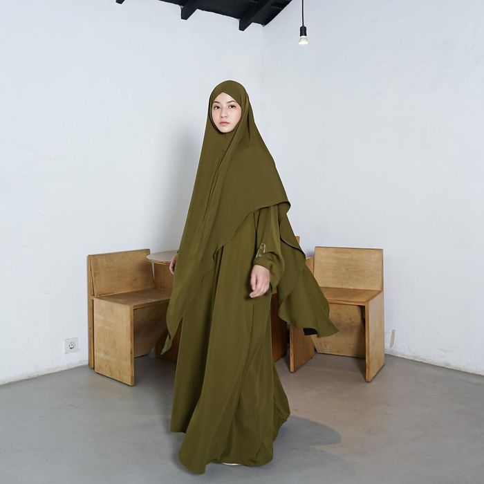 Inspirasi One Set Abaya &amp; Khimar Lebaran 2024 ala Natasha Rizky Warna Hijau