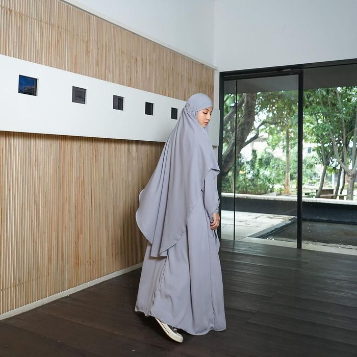 Inspirasi One Set Abaya &amp; Khimar Lebaran 2024 ala Natasha Rizky Warna Abu-abu