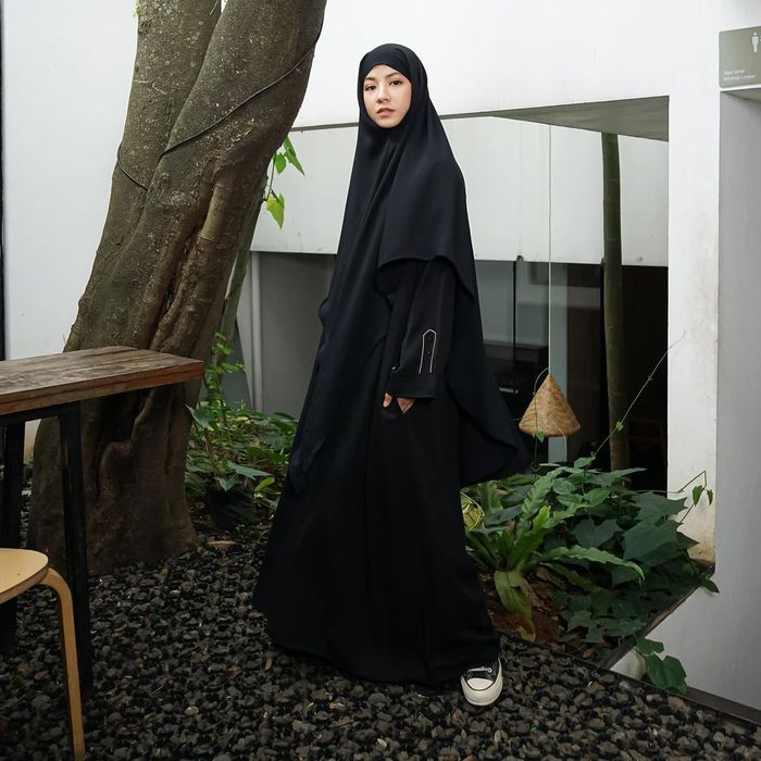 Inspirasi One Set Abaya &amp; Khimar Lebaran 2024 ala Natasha Rizky Warna Hitam