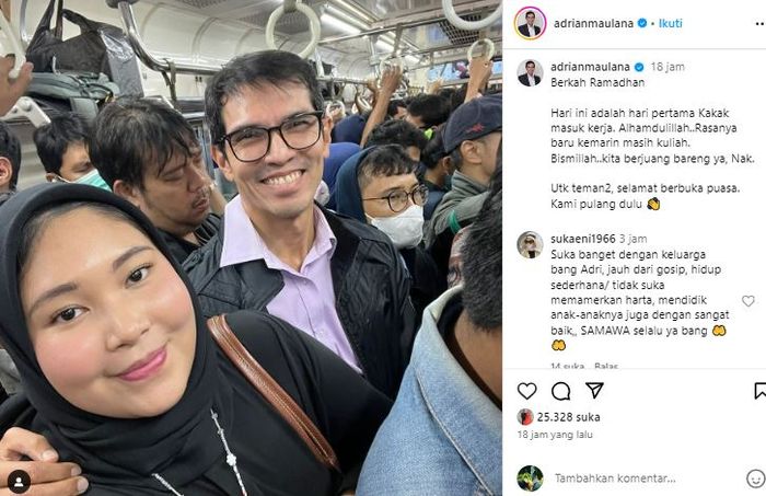 Adrian Maulana berdempetan naik KRL bersama anaknya