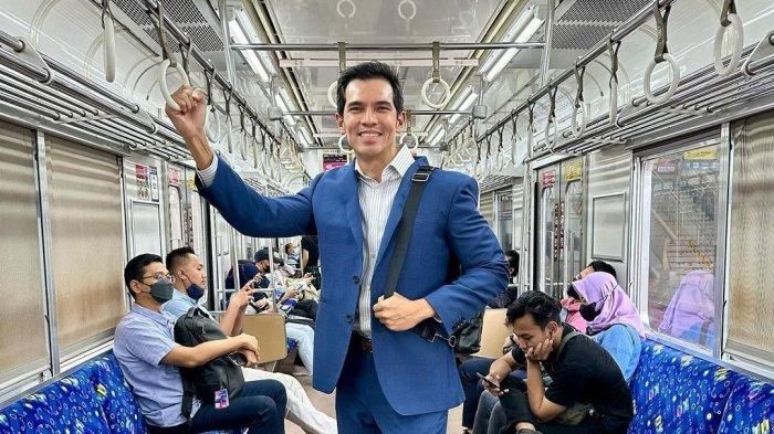 Sosok artis yang kini pilih jadi pekerja kantoran dan naik KRL