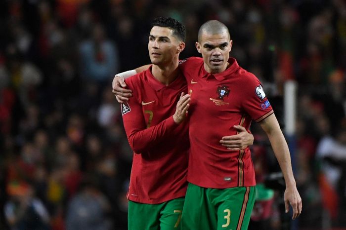 Cristiano Ronaldo dan Pepe saat membela timnas Portugal di laga Kualifikasi Piala Dunia melawan Makedonia Utara (29/3/2022). Dua pemain veteran ini masih dipanggil timnas untuk FIFA Matchday Maret 2024.