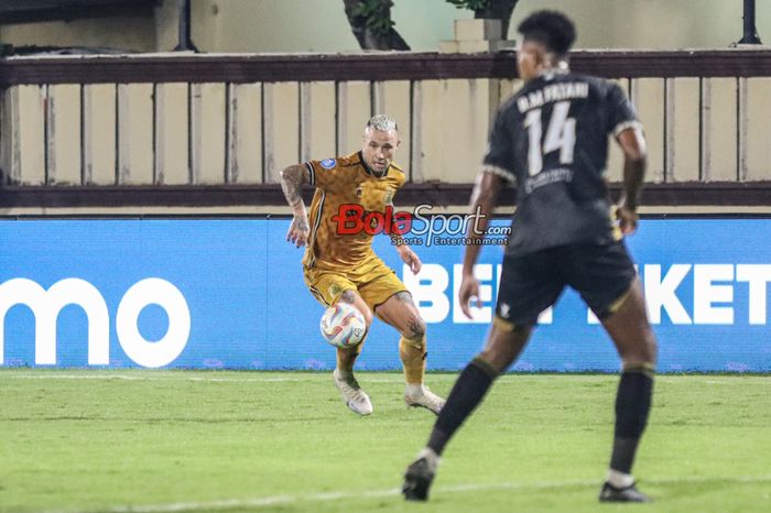 Radja Nainggolan (kiri) sedang menguasai bola dalam laga pekan ke-29 Liga 1 2023 antara Bhayangkara FC versus Dewa United FC di Stadion PTIK, Blok M, Jakarta, Sabtu (16/3/2024) malam.