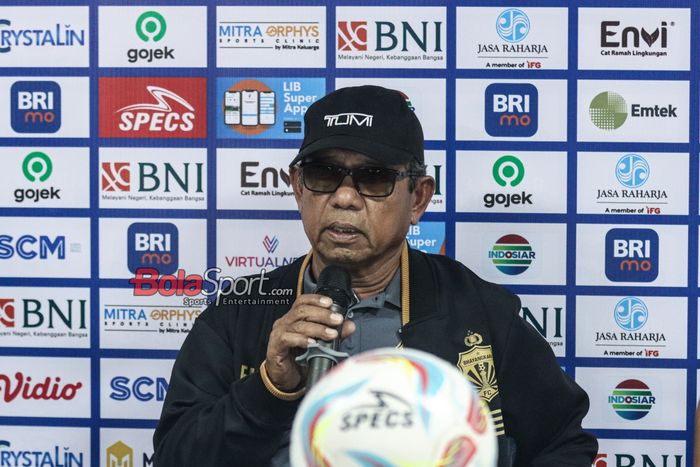 Direktur Teknik Bhayangkara FC, Emral Abus,  sedang memberikan keterangan kepada awak media di Stadion PTIK, Blok M, Jakarta, Sabtu (16/3/2024) malam.