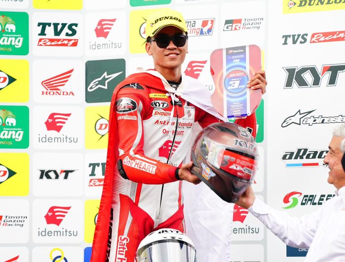 Herjun Atna Firdaus meraih podium ketiga dalam lomba kesatu kelas AP250 di Asia Road Race Championship seri Buriram di Sirkuit Chang, Buriram, Thailand, 16 Maret 2024.