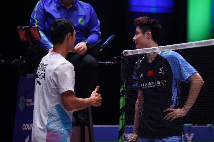 Tunggal putra Indonesia, Jonatan Christie dan Shi Yu Qi (China) usai tampil pada perempat final All England Open 2024 di Birmingham, Inggris, 15 Maret 2024.