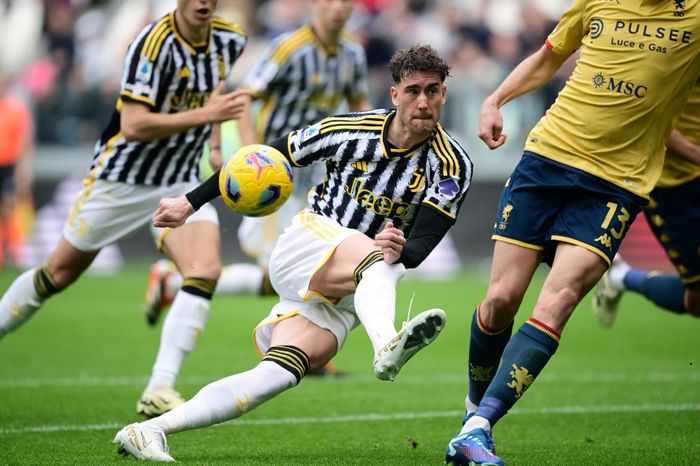 Aksi penyerang Juventus, Dusan Vlahovic, saat menghadapi Genoa pada pekan ke-29 Liga Italia 2023-2024, Minggu (17/3/2024).