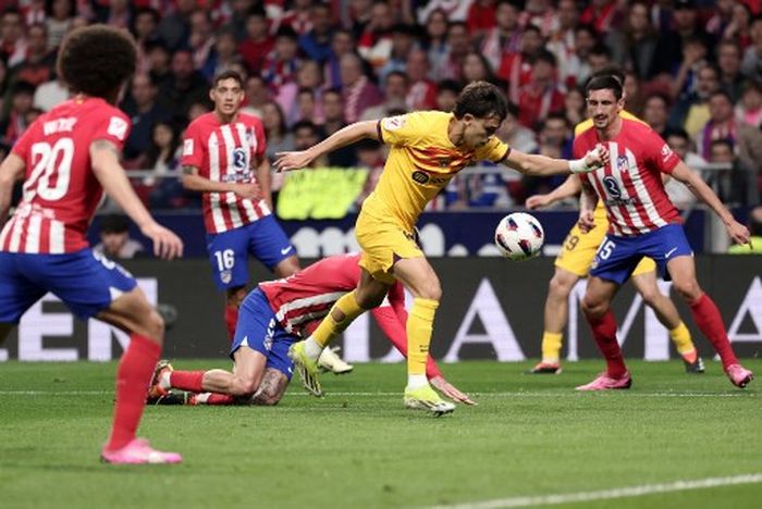 Penyerang Barcelona, Joao Felix, mencetak gol ke gawang Atletico Madrid pada pekan ke-29 Liga Spanyol, Minggu (17/3/2024) di Stadion Wanda Metropolitano.