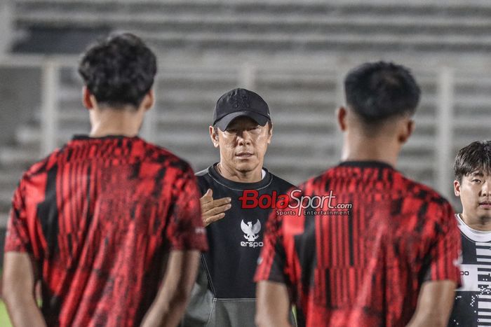 Pelatih timnas Indonesia, Shin Tae-yong, sedang memberikan intruksi kepada para pemainnya di Stadion Madya, Senayan, Jakarta, Senin (18/1/2024) malam.