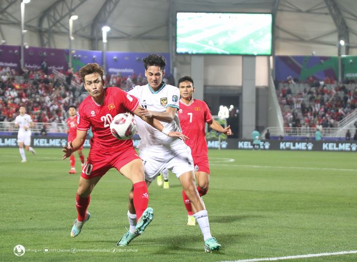 Aksi pemain Vietnam, Bui Hoang Viet Anh, saat berduel dengan striker timnas Indonesia, Rafael Struick, di Piala Asia 2023.