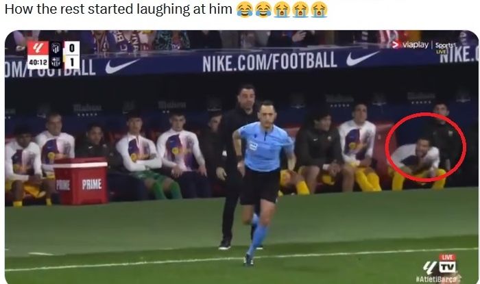 Inigo Martinez tertawa ketika Xavi diganjar kartu merah.