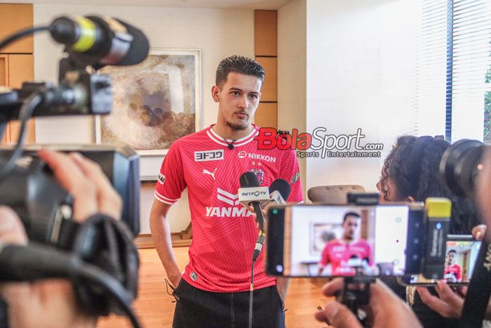 Pemain timnas Indonesia sekaligus Cerezo Osaka, Justin Hubner, saat ditemui di Hotel Fairmont, Senayan, Jakarta, Selasa (19/3/2024).