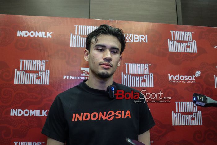 Pemain Timnas Indonesia Nathan Tjoe-A-On sedang memberikan keterangan kepada awak media di Hotel Fairmont, Senayan, Jakarta, Selasa (19/3/2024).