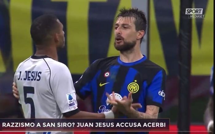 Bek Inter Milan, Francesco Acerbi (kanan), diduga menghina bek Napoli, Juan Jesus, dengan ucapan berbau rasialis di partai Liga Italia (17/3/2024).