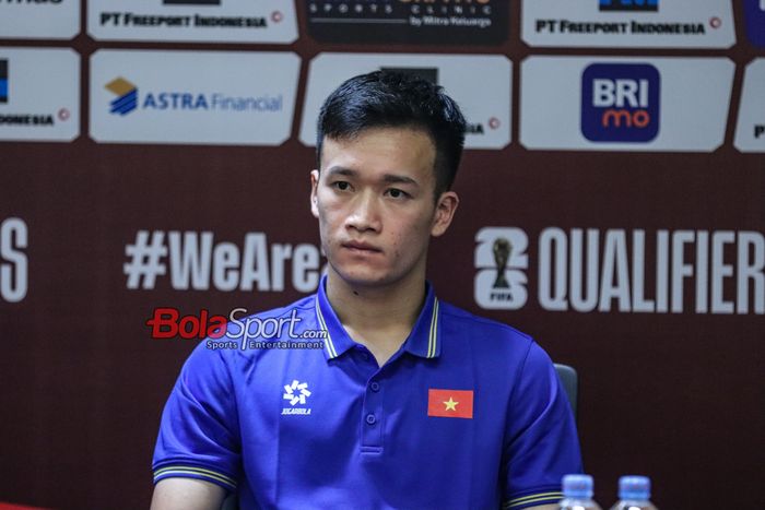 Pemain timnas Vietnam, Nguyen Hoang Duc, sedang memberikan keterangan kepada awak media di Media Center Stadion Utama Gelora Bung Karno, Senayan, Jakarta, Rabu (20/3/2024) siang.