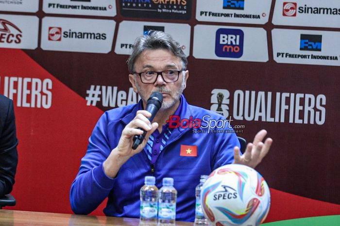 Pelatih timnas Vietnam, Philippe Troussier, sedang memberikan keterangan kepada awak media di Media Center Stadion Utama Gelora Bung Karno, Senayan, Jakarta, Rabu (20/3/2024) siang.