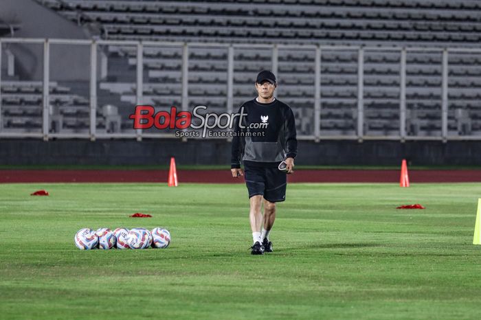 Pelatih timnas Indonesia, Shin Tae-yong, sedang memantau para pemainnya berlatih di Stadion Madya, Senayan, Jakarta, Rabu (20/3/2024) malam.