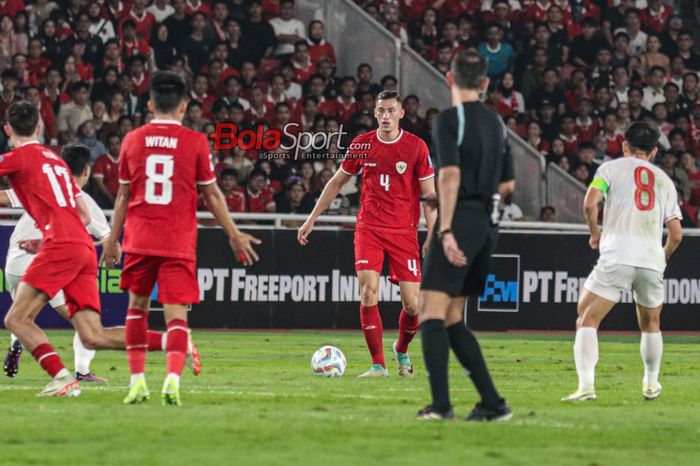 Jay Idzes sedang menguasai bola saat laga grup F babak Kualifikasi Piala Dunia 2026 antara timnas Indonesia versus timnas Vietnam di Stadion Utama Gelora Bung Karno, Senayan, Jakarta, Kamis (21/3/2024).