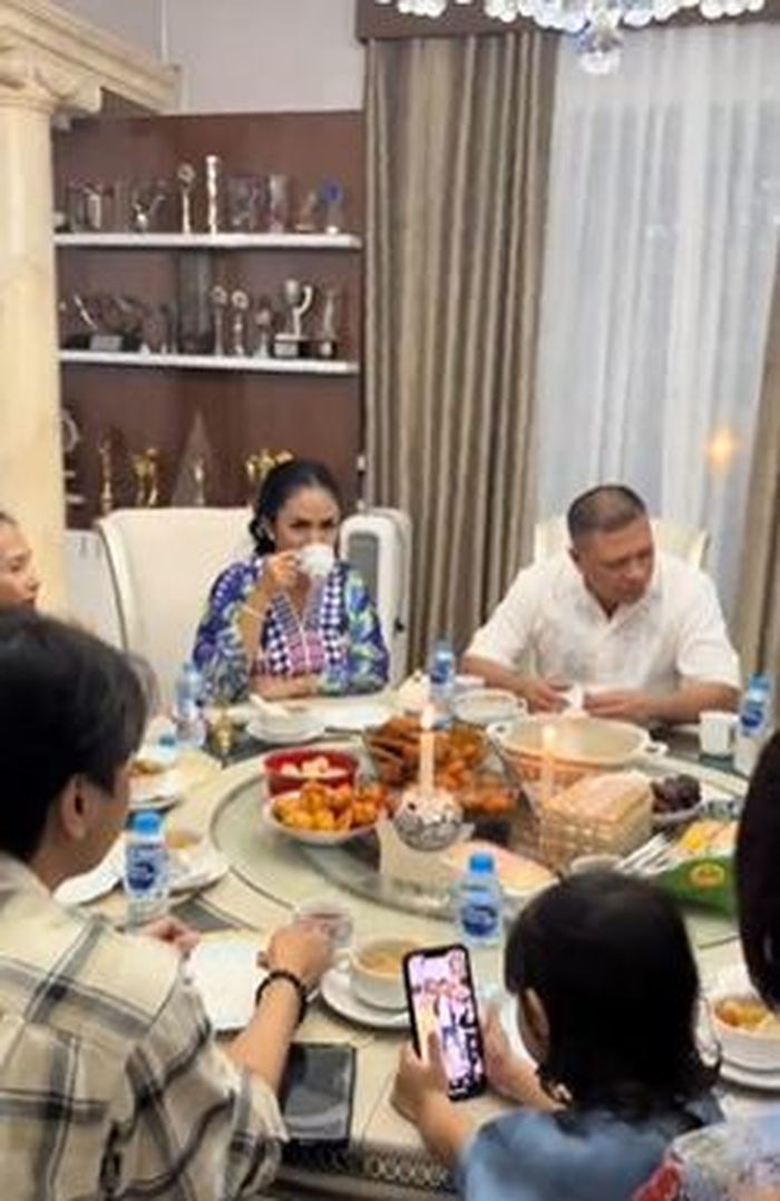 Cuplikan buka puasa bersama di rumah Krisdayanti dan Raul Lemos