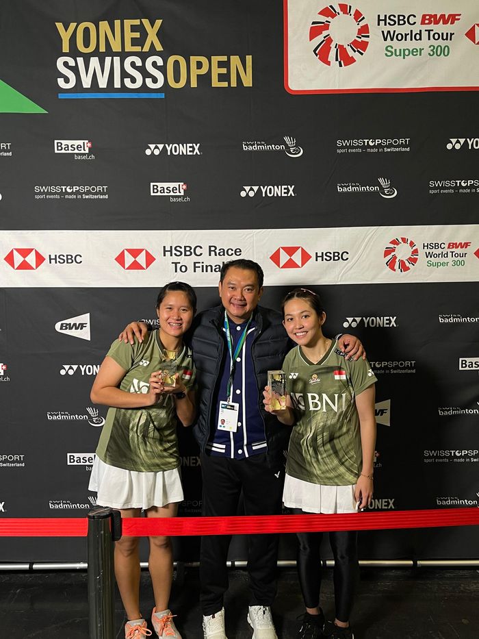 Pasangan ganda putri Indonesia, Lanny Tria Mayasari/Ribka Sugiarto, berpose dengan pelatih, Eng Hian, seusai memenangi gelar Swiss Open 2024 di St.Jakobshalle, Basel, Minggu (24/3/2024).