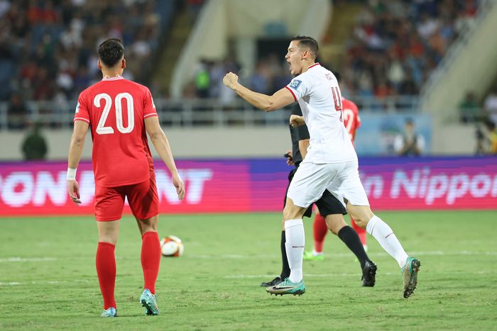Aksi Jay Idzes di laga Timnas Indonesia vs Vietnam pada laga keempat Grup F Putaran Kedua Kualifikasi Piala Dunia 2026 Zona Asia di Stadion My Dinh, Hanoi, pada Selasa (26/3/2024).
