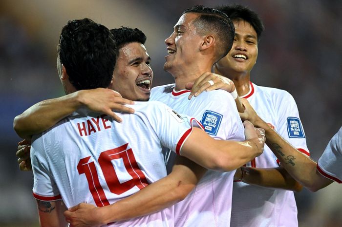 Para pemain Timnas Indonesia merayakan gol ke gawang Vietnam pada duel Kualifikasi Piala Dunia 2026 di Hanoi (26/3/2024).