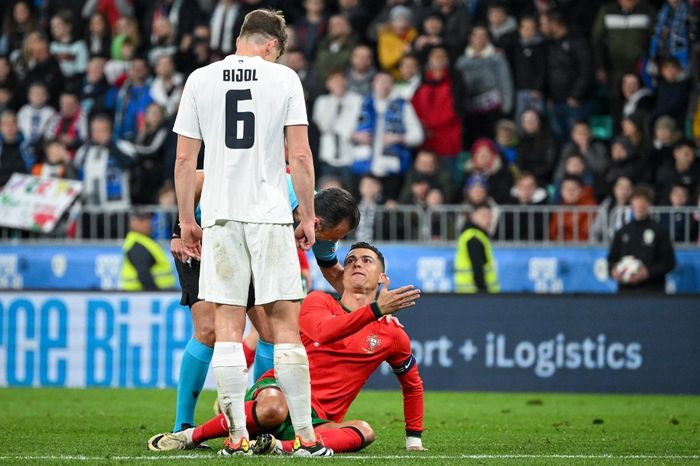 Cristiano Ronaldo protes kepada wasit dalam partai timnas Portugal melawan Slovenia di Stadion Stozice, Ljubljana (26/3/2024).