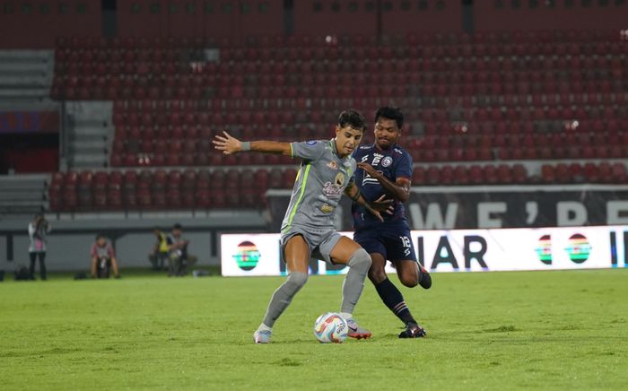 Suasana pertandingan Arema FC Vs Persebaya Surabaya dalam laga pekan ke-31 Liga 1 2023/2024 yang berlangsung di Stadion Kapten I Wayan Dipta, Gianyar, Rabu (27/3/2024).