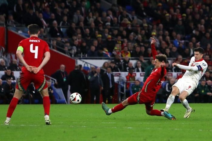 Aksi Robert Lewandowski saat Polandia jumpa Wales pada play-off Euro 2024.