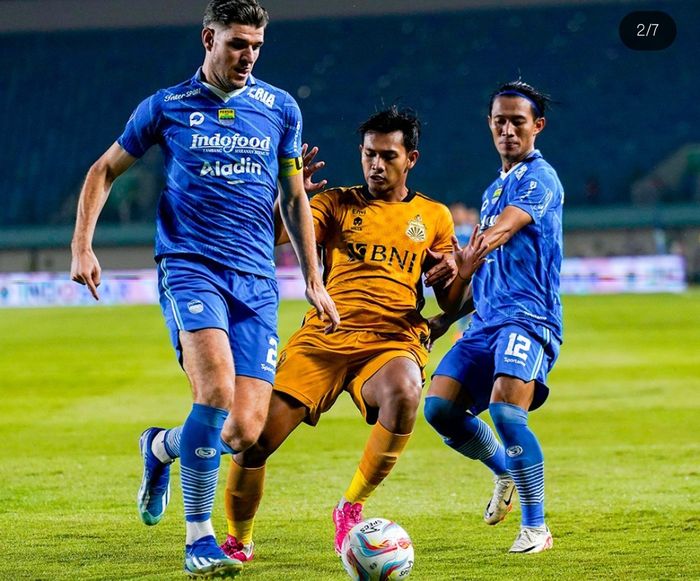 Suasana pertandingan Persib vs Bhayangkara FC pada laga pekan ke-30 Liga 1 2023-2024 di Stadion Si Jalak Harupat, Bandung, Kamis (28/3/2024).