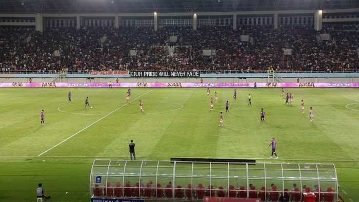 Suasana pertandingan antara Persis Solo melawan RANS Nusantara FC pada laga pekan ke-30 Liga 1 2023/2024 di Stadion Manahan, Solo, Sabtu (30/3/2024).