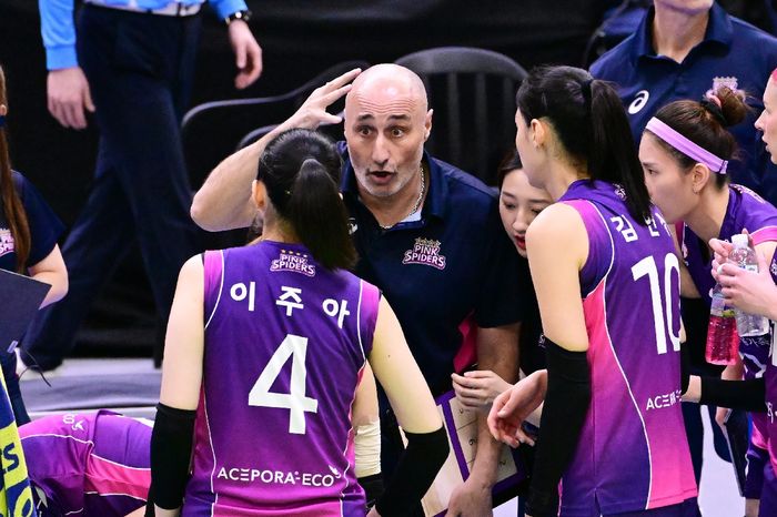 Pelatih Incheon Heungkuk Life Pink Spiders, Marcello Abbondanza memberikan arahan kepada anak asuhnya saat melakoni pertandingan kedua pada kejuaraan Liga Voli Korea, Sabtu, 30 Maret 2024